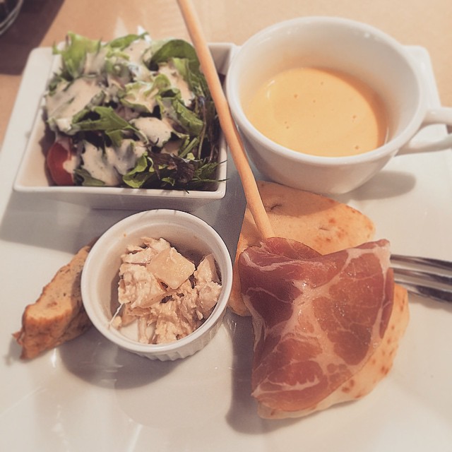 Cafe cento per centoここ大好き、下はホームセンターだけど。うまい。